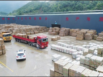 江西正鑫石材（金卡麦/菊花黄/黄锈石）荒料堆场图2