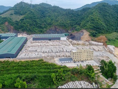 江西正鑫石材（金卡麦/菊花黄/黄锈石）荒料堆场图4